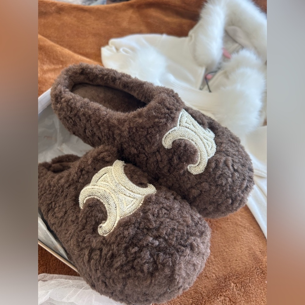 LAST Pair! NWT Round Toe Chic Plush Faux Fur Cozy Shearling Slippers - Picture 1 of 7